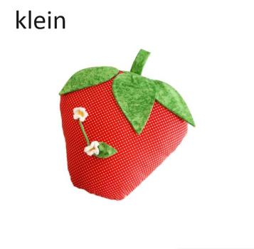 Preview: Kleines Kissen in Erdbeerform - Handarbeit